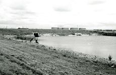 ZW_BERNISSEDIJK_011 Aanleg van de Jachthaven De Vijfsluizen, gezien vanaf de Bernisserdijk; Augustus 1972