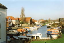 ZW_BERNISSEDIJK_019 De haven van Zwartewaal, gezien vanaf de Bernissedijk; ca. 1992