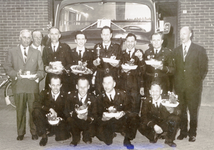 ZW_BRANDWEER_011 Burgemeester en wethouders met de Zwartewaalse brandweer in 1966. De foto werd genomen voor de ...