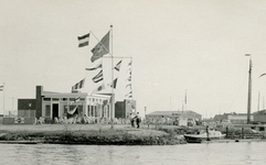 ZW_BRIELSEMAAS_010 Café-Restaurant De Witte Raaf gezien vanaf de Brielse Maas in het seizoen 1959-1960. Rechts de ...