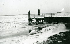 ZW_BRIELSEMAAS_011 ijsgang op de Brielse Maas in de winter van 1950, gezien nabij het havenhoofd; 1950