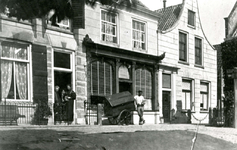 ZW_DORPSSTRAAT_044 In het midden de bakkerij van Dirk Luijendijk. De fraaie pui werd in 1912 geplaatst. Links de woning ...