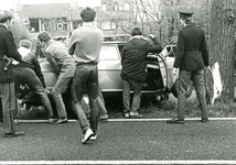 ZW_GROENEKRUISWEG_002 Ernstig auto-ongeluk op Koninginnedag waarbij de bestuurder overleed; 30 april 1982