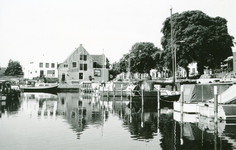 ZW_HAVENKADE_032 Zwartewaal; Havenkade met afgemeerde pleziervaartuigen met op de achtergrond de zeilmakerij, 1994