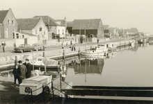 ZW_HAVENKADE_040 Zwartewaal; De haven van Zwartewaal, links de Havenkade, vooraan een kar van de Toko van J. van Hulst, ...