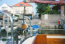 ZW_HAVENKADE_046 Zwartewaal; De haven van Zwartewaal, met achterzijde van de woningen aan de Dorpsstraat, Augustus 1994