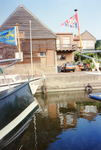 ZW_HAVENKADE_047 Zwartewaal; De haven van Zwartewaal, met achterzijde van de woningen aan de Dorpsstraat, Augustus 1994