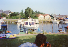 ZW_HAVENKADE_048 Zwartewaal; De haven van Zwartewaal, met achterzijde van de woningen aan de Dorpsstraat en het ...