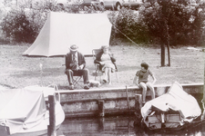 ZW_HAVENKADE_049 Zwartewaal; Recreatie langs de haven van Zwartewaal: vissen en kamperen. De heer De Goede, mevrouw De ...