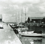 ZW_HAVENKADE_051 Zwartewaal; De haven van Zwartewaal. Rechts het clubhuis van de watersportvereniging, 1965