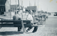 ZW_HAVENKADE_052 Zwartewaal; De haven van Zwartewaal. Met twee onbekende mannen op een bank, 1960