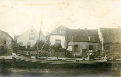 ZW_HAVENKADE_054 Zwartewaal; Het eerste beurschip van H.A. Kieviets in de haven van Zwartewaal. In de stuurstand Leen ...