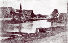 ZW_HAVENKADE_057 Zwartewaal; De Haven van Zwartewaal. De woningen links op de foto zijn: woon- en pakhuis van Hein ...