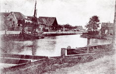 ZW_HAVENKADE_057 De Haven van Zwartewaal. De woningen links op de foto zijn: woon- en pakhuis van Hein Vrij, het ...