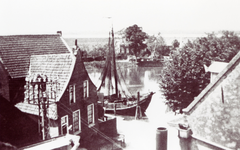 ZW_HAVENKADE_058 Zwartewaal; Hoog water in de Haven van Zwartewaal, ca. 1935
