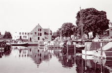 ZW_HAVENKADE_059 Zwartewaal; De Haven van Zwartewaal, met op de achtergrond het voormalige nettenpakhuis en ...