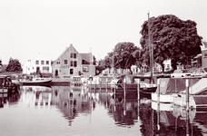 ZW_HAVENKADE_059 De Haven van Zwartewaal, met op de achtergrond het voormalige nettenpakhuis en zeilmakerij; ca. 1990