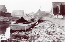 ZW_HAVENKADE_060 Zwartewaal; De Haven van Zwartewaal, met op de achtergrond het voormalige nettenpakhuis en ...