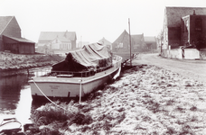 ZW_HAVENKADE_060 De Haven van Zwartewaal, met op de achtergrond het voormalige nettenpakhuis en zeilmakerij; ca. 1965