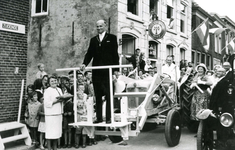 ZW_HENRYFORDSTRAAT_006 In 1963 werd het Zuideinde omgedoopt tot Henry Fordstraat. Burgemeester Beckering van Rhijn nam ...