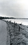 ZW_MAASDIJK_010 Zwartewaal; Maasdijk met het Brielse Meer en op de achtergrond de Brielse Brug, ca. 1995