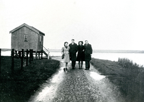 ZW_MAASDIJK_006 Wachthuisje, Vlaardingseboot. Personen v.l.n.r. Jannie Bravenboer, J. v.d. Zee, ??, Gerrit Sliedrecht ; ...