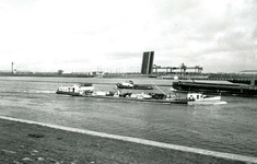 ZW_MAASDIJK_008 Scheepvaart over het Hartelkanaal, links de Calandbrug; ca. 1972