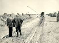 ZW_MAASDIJK_009 Begin van de verhoging van het grondwerk in Vak 4 tussen Brielle en Zwartewaal; 24 augustus 1955