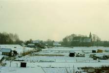 ZW_MAASDIJK_011 Het dorp Zwartewaal, gezien vanaf de Maasdijk. Op de voorgrond de volkstuinen; Maart 1991