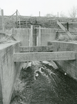 ZW_MAASDIJK_012 Inlaatsluis aan de binnenzijde van de Zwartewaalse Maasdijk; februari 1986