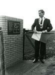 ZW_MEELDIJK_009 Burgemeester J. Sala verricht de onthulling van het gedenkteken ter nagedachtenis van de overval en ...