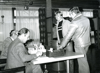 ZW_PERSONEN_027 Stemkantoor in De Gaffelaar ; 21 november 1979