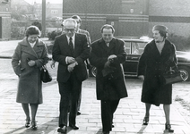 ZW_PERSONEN_039 Aankomst bij de Gaffelaar bij het werkbezoek van de Commissaris van de Koningin Mr. M. Vrolijk. ...