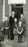 ZW_PERSONEN_049 De familie Bosch voor hun woning tijdens de installatie als burgemeester van Vierpolders; 16 september 1964