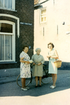 ZW_PERSONEN_062 Drie dames: Jannie Luijendijk (bakker), mw. Kievits (schipper), B. Boers; ca. 1975