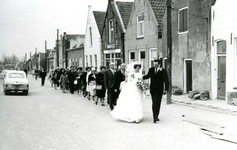 ZW_PERSONEN_065 Een stoet mensen loopt achter het bruidspaar Jacob Deurloo en Ina van der Hoek; 5 april 1968