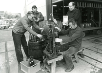 ZW_PERSONEN_074 Leden van de Lions bottelen wijn op het terrein van firma Spreeuwenberg; 22 maart 1984