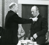 ZW_PERSONEN_080 Burgemeester J.G. Bosch (links) overhandigde op 24 december 1979 aan wethouder Jacob v/d Wel een ...