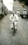 ZW_PERSONEN_124 De heer Jaap Schelling op de fiets door de Dorpsstraat; 1949