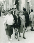 ZW_PERSONEN_154 Feest in de Henry Fordstraat. Vlnr: Dien Hoftijzer, Mina Aalbrechtse, Juffrouw Zwartveld. Rechts aan de ...