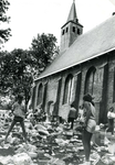 ZW_SCHOOLSTRAAT_031 Rommelmarkt bij en t.b.v. de Ned. Hervormde Kerk (St. Martinuskerk); 21 mei 1982