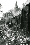 ZW_SCHOOLSTRAAT_033 Rommelmarkt bij en t.b.v. de Ned. Hervormde Kerk (St. Martinuskerk); 6 juni 1985