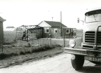 ZW_SCHOOLSTRAAT_041 Houten noodwoning langs de Schoolstraat, met ingetekend een aanbouw; 1966