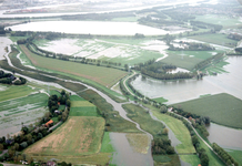 ZW_WATEROVERLAST_15 Luchtfoto van Zwartewaal met ondergelopen weilanden na overvloedige regenval; 17 september 1998
