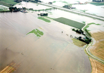 ZW_WATEROVERLAST_16 Luchtfoto van Zwartewaal met ondergelopen weilanden na overvloedige regenval; 17 september 1998
