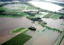 ZW_WATEROVERLAST_19 Luchtfoto van Zwartewaal met ondergelopen weilanden na overvloedige regenval; 17 september 1998