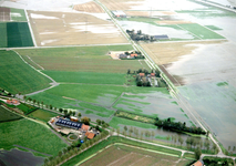 ZW_WATEROVERLAST_20 Luchtfoto van Zwartewaal met ondergelopen weilanden na overvloedige regenval; 17 september 1998