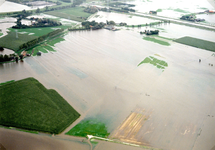 ZW_WATEROVERLAST_22 Luchtfoto van Zwartewaal met ondergelopen weilanden na overvloedige regenval; 17 september 1998