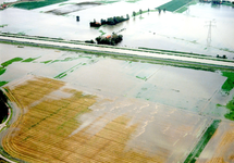 ZW_WATEROVERLAST_25 Luchtfoto van Zwartewaal met ondergelopen weilanden na overvloedige regenval; 17 september 1998
