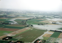 ZW_WATEROVERLAST_26 Luchtfoto van Zwartewaal met ondergelopen weilanden na overvloedige regenval; 17 september 1998